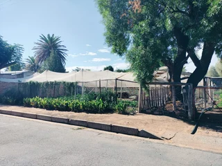 HOUSE IN EXCELLENT CONDITION. BEAUTIFUL GARDEN. BOREHOLE. NO REPAIRS NEEDED.