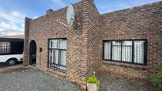 House with a flat for sale in Homevale