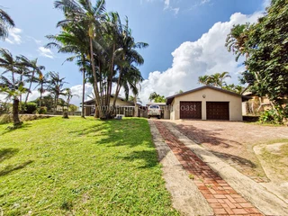 Spacious 2023m² 5 Bed 4 Bathroom Family Home with a Sparkling Pool