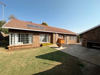 Newly renovated 3 bedroom home to rent in Garsfontein