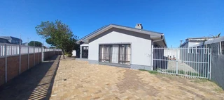 Three bedroomed home with Granny flat for sale in Lansdowne