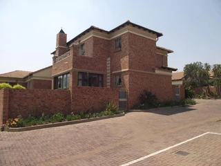 BEAUTIFUL 4 BEDROOM TOWNHOUSE TO RENT IN MORELETAPARK