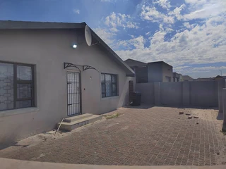 Beautifully renovated, 3 Bedroom home in Mandalay!