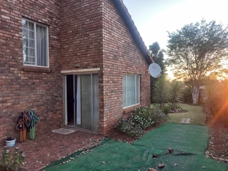 Low maintenance family home in Eldoraigne!!!