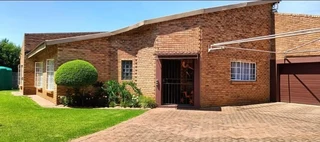 Very neat and spacious house with 1 bedroom flat for sale in Eloff