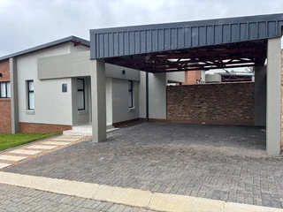 Immaculate, Modern Cluster in Upmarket Carlswald Estate