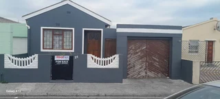 Extended Spacious &amp; Secure Home for Sale in Beacon Valley!