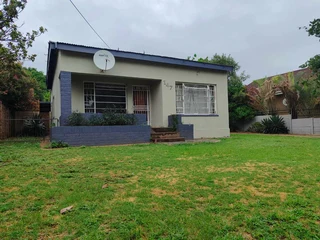 **Stunning Newly Renovated 3-Bedroom Home with Pool and Flat in Eloffsdal**