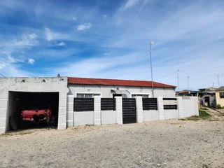 Charming 3-Bedroom Home in Makhaza Awaits You!