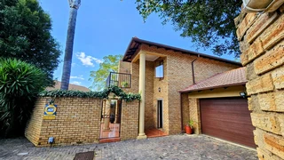 Spacious 3-Bedroom, 3-Bathroom Free-Standing Corner Unit in Olivedale