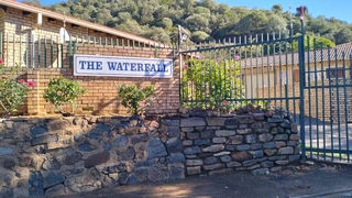 Charming 3-Bedroom Townhouse: Comfort and Style in Arboretum