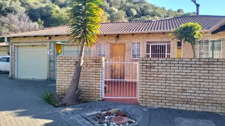 Charming 3-Bedroom Townhouse: Comfort and Style in Arboretum
