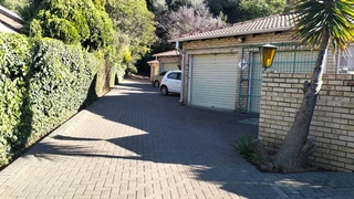 Charming 3-Bedroom Townhouse: Comfort and Style in Arboretum