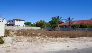Beautiful plot in the established Port Owen, already walled on 3 sides.