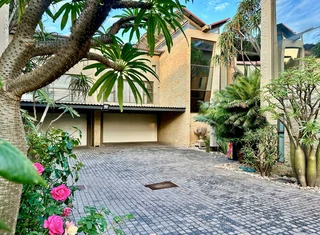 Fully Furnished Captivating Townhouse: Style, Comfort &amp; Convenience!