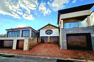 Luxury Multi-Unit Property For Sale in Eersterust – Mountain-Side Elegance with Investment Potential