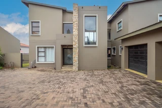 Family Home With Study In Featherview Estate