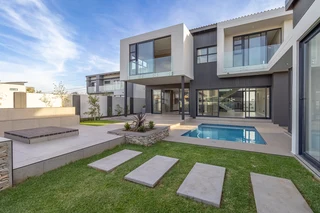 Stylish and Modern, 5 Bedroom House in Midstream Heights