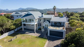 Spacious 4 bedroom home 100 meters from the Indian Ocean