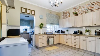 5 Bedroom Family Home with Cottage &amp; Private Garden Oasis!