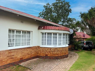 3 Bedroom Home with Cottage, Guest Loo, and Lounge – Great for Families!