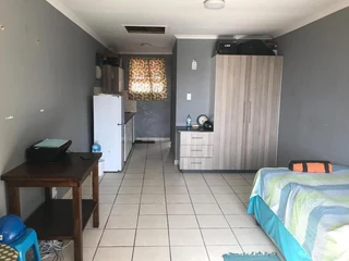 Neat bachelor flat on Prince Street