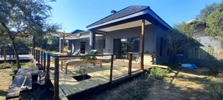 The Perfect Holiday Rental - Modern, spacious 3 bedroom house on Moditlo