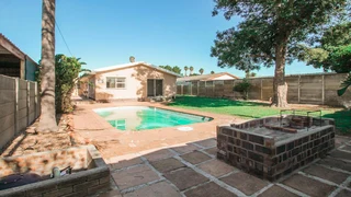 INTRODUCING THIS SPACIOUS FAMILY HOME IN WINDSOR PARK!!