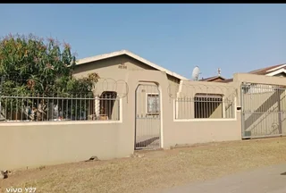 Charming 3 Bedroom Haven - Comfort &amp; Style await