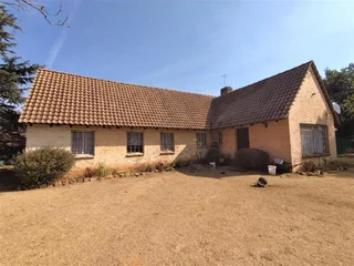 4 Ha...Multi-Family Property...2 Homes of ± 200m² each...Pool... Plenty Potential