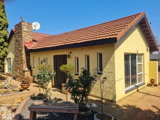 &#34;Back on the Market&#34;!!!  Very Large Family Home/Guest House on a large Stand Up For Grabs...
