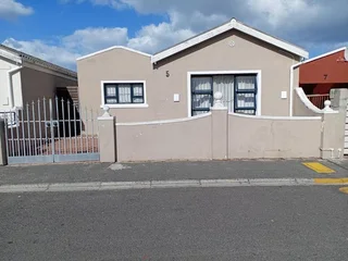 Lovely Freestanding 3 Bedroom Home.