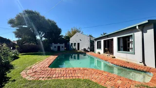 Luxurious Family Home with Flatlet in Prime Location**