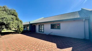 Luxurious Family Home with Flatlet in Prime Location**