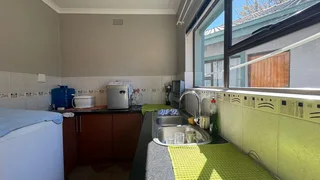 Luxurious Family Home with Flatlet in Prime Location**