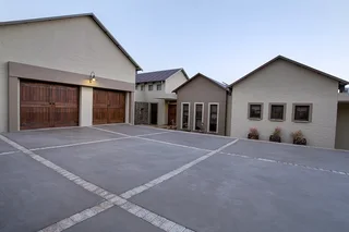 Exquisite Waterfront Retreat in Sable Hills Estate – A Masterpiece of Luxury Living