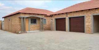 Beautifully Maintained 3 Bedroom, Secure Townhouse!