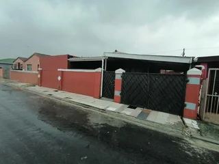 House with 2 flatlets for sale in Ekuphumleni