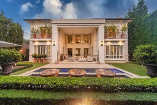 Exquisite Luxury Cluster Home in Hyde Park