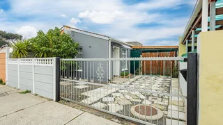 CHARMING 3 BEDROOM FAMILY HOME!!