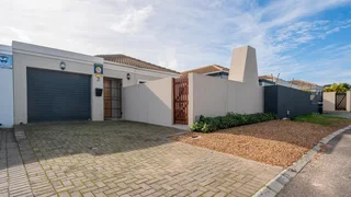 COZY 3-BEDROOM HOME IN THE PERFECT AREA!!