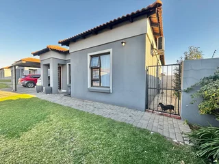 Charming 2-Bedroom Townhouse in Secure Complex