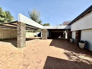 Modern Masterpiece on Expansive 2,698m² Stand – Luxury, Space and Versatility Combined-Green Area