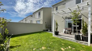 Stylish townhouse, secure with enclosed Garden!