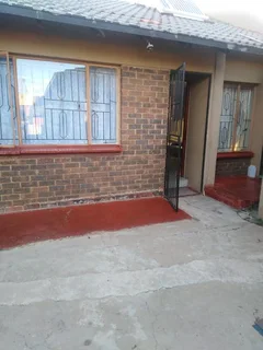 2 bedroom house for rental in rabie ridge for R5000 with kitchen units wardrobes, stove and fitte...