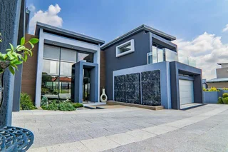Luxurious 4-Bedroom Home with Panoramic Golf Course Views, Sustainability, and Unmatched Comfort