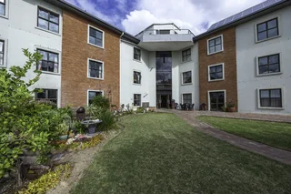 2 Bedroom Apartment for Sale in Oakglen, Bellville