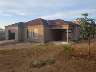 Charming 2-Bedroom Home for Sale in Moremadi Park – Great Location &amp; Future Potential!
