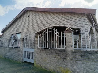 Comfortable 3-Bedroom Corner Home Near Amenities