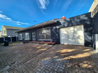 Spacious 3 bedroom with pool &amp; seperate accommodation
